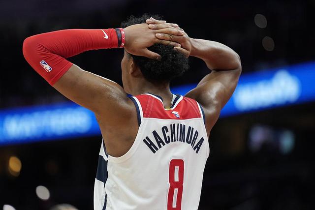 NBA名宿！贾巴尔今天现场观战美国VS巴拉圭的世界杯比赛